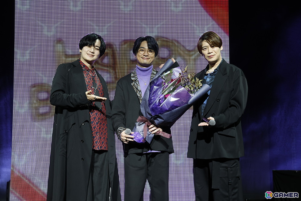 【夜公演】は毎年恒例のルルーシュお誕生日のお祝いの花束を古川慎さんから手渡した。写真左から天﨑滉平さん、福山潤さん、古川慎さん