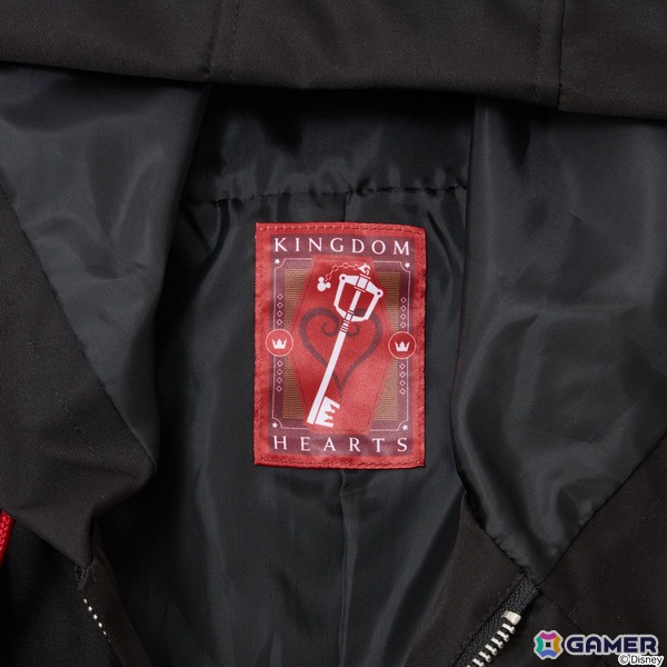 「キングダム ハーツ」シリーズよりソラとロクサスの衣装や繋がりを繊細に織り込んだアウター、トートバッグ、バッグチャームが登場！の画像