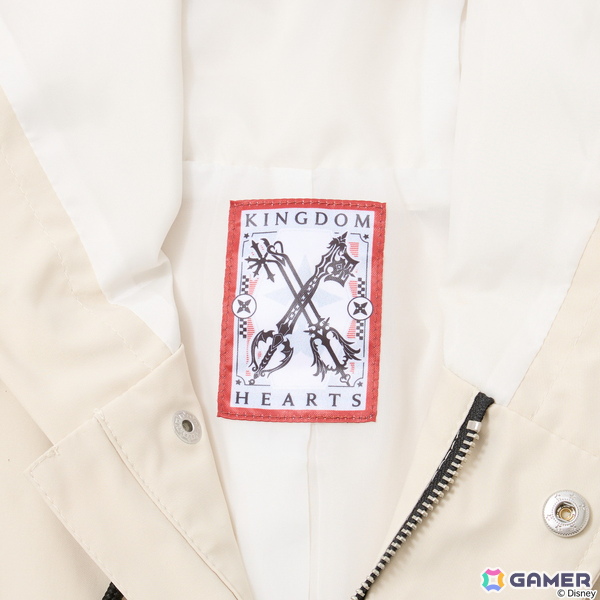 「キングダム ハーツ」シリーズよりソラとロクサスの衣装や繋がりを繊細に織り込んだアウター、トートバッグ、バッグチャームが登場！の画像