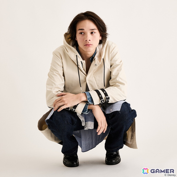 「キングダム ハーツ」シリーズよりソラとロクサスの衣装や繋がりを繊細に織り込んだアウター、トートバッグ、バッグチャームが登場！の画像