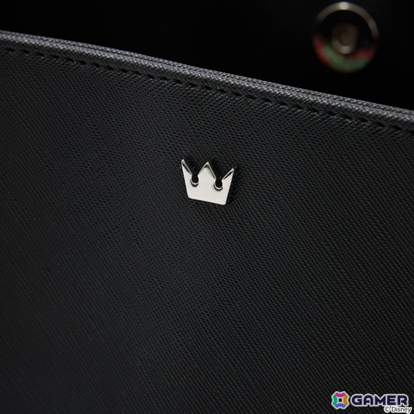 「キングダム ハーツ」シリーズよりソラとロクサスの衣装や繋がりを繊細に織り込んだアウター、トートバッグ、バッグチャームが登場！の画像