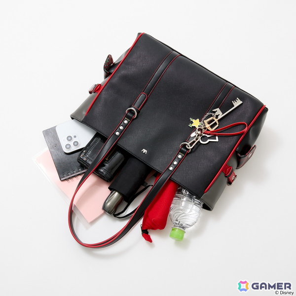 「キングダム ハーツ」シリーズよりソラとロクサスの衣装や繋がりを繊細に織り込んだアウター、トートバッグ、バッグチャームが登場！の画像