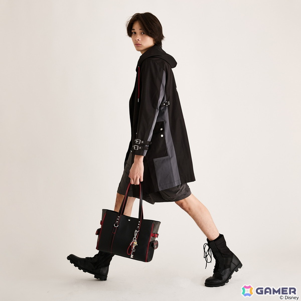 「キングダム ハーツ」シリーズよりソラとロクサスの衣装や繋がりを繊細に織り込んだアウター、トートバッグ、バッグチャームが登場！の画像
