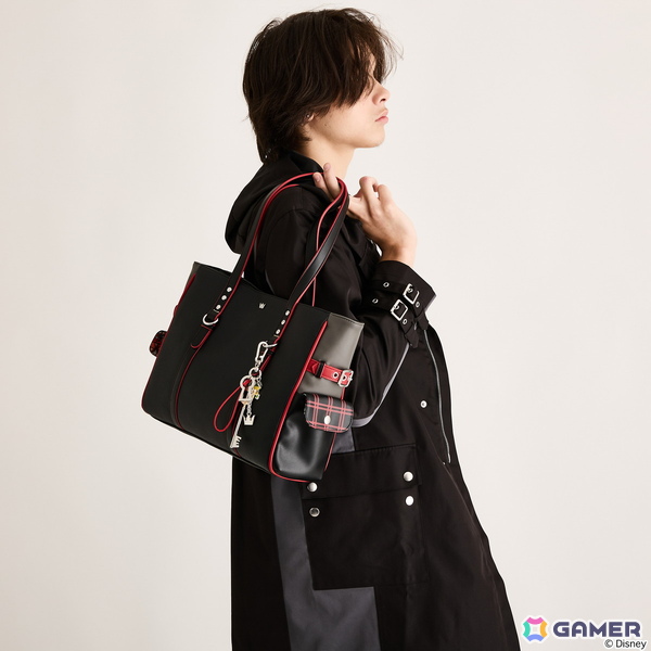 「キングダム ハーツ」シリーズよりソラとロクサスの衣装や繋がりを繊細に織り込んだアウター、トートバッグ、バッグチャームが登場！の画像