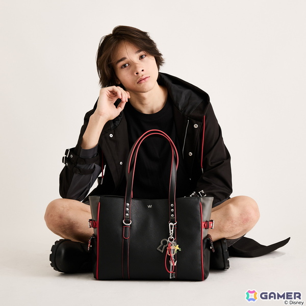 「キングダム ハーツ」シリーズよりソラとロクサスの衣装や繋がりを繊細に織り込んだアウター、トートバッグ、バッグチャームが登場！の画像