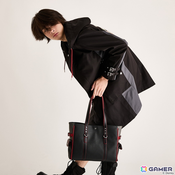 「キングダム ハーツ」シリーズよりソラとロクサスの衣装や繋がりを繊細に織り込んだアウター、トートバッグ、バッグチャームが登場！の画像