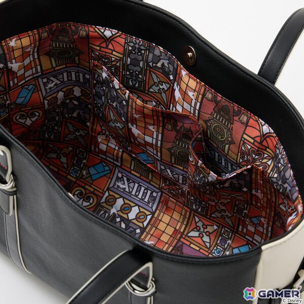 「キングダム ハーツ」シリーズよりソラとロクサスの衣装や繋がりを繊細に織り込んだアウター、トートバッグ、バッグチャームが登場！の画像