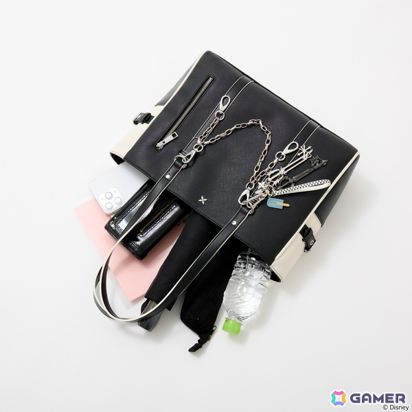 「キングダム ハーツ」シリーズよりソラとロクサスの衣装や繋がりを繊細に織り込んだアウター、トートバッグ、バッグチャームが登場！の画像