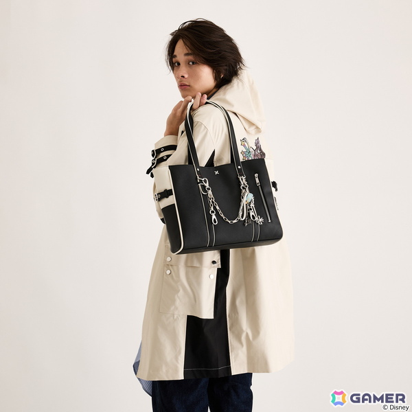 「キングダム ハーツ」シリーズよりソラとロクサスの衣装や繋がりを繊細に織り込んだアウター、トートバッグ、バッグチャームが登場！の画像