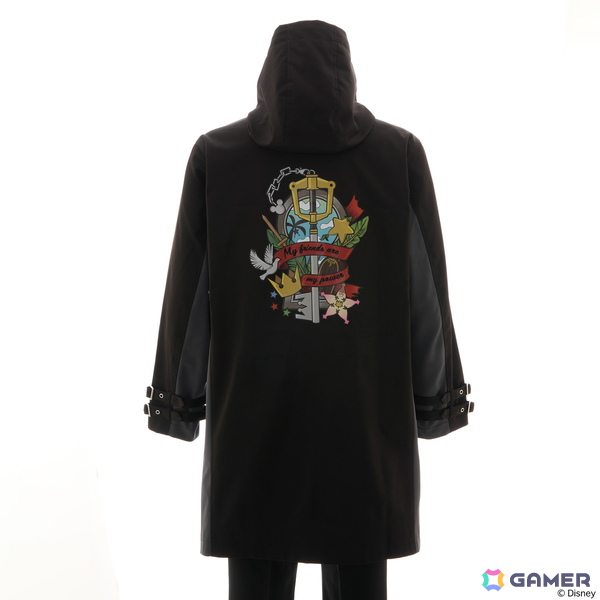 「キングダム ハーツ」シリーズよりソラとロクサスの衣装や繋がりを繊細に織り込んだアウター、トートバッグ、バッグチャームが登場！の画像