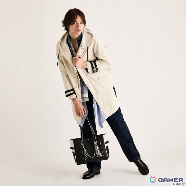 「キングダム ハーツ」シリーズよりソラとロクサスの衣装や繋がりを繊細に織り込んだアウター、トートバッグ、バッグチャームが登場！の画像