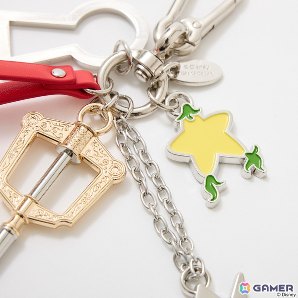 「キングダム ハーツ」シリーズよりソラとロクサスの衣装や繋がりを繊細に織り込んだアウター、トートバッグ、バッグチャームが登場！の画像