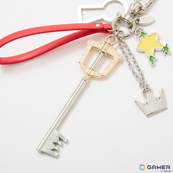 「キングダム ハーツ」シリーズよりソラとロクサスの衣装や繋がりを繊細に織り込んだアウター、トートバッグ、バッグチャームが登場！の画像