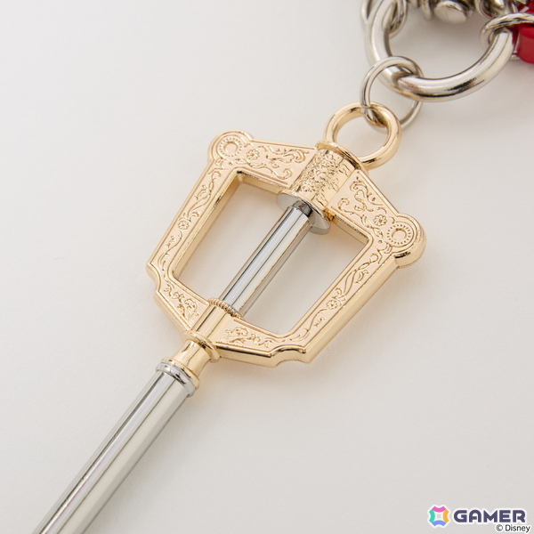 「キングダム ハーツ」シリーズよりソラとロクサスの衣装や繋がりを繊細に織り込んだアウター、トートバッグ、バッグチャームが登場！の画像