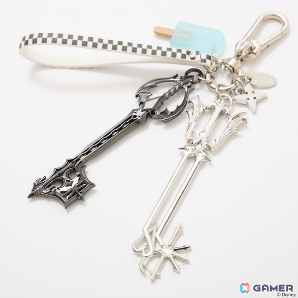 「キングダム ハーツ」シリーズよりソラとロクサスの衣装や繋がりを繊細に織り込んだアウター、トートバッグ、バッグチャームが登場！の画像