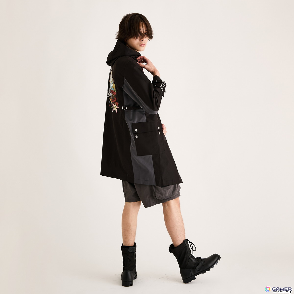 「キングダム ハーツ」シリーズよりソラとロクサスの衣装や繋がりを繊細に織り込んだアウター、トートバッグ、バッグチャームが登場！の画像