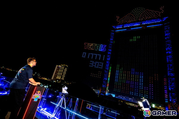 ドバイ・フレームが2,000機以上のドローンでゲーム画面に！世界初の空中テトリス公式戦「Red Bull Tetris World Final」の公式レポートが到着の画像1