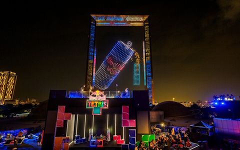 ドバイ・フレームが2,000機以上のドローンでゲーム画面に！世界初の空中テトリス公式戦「Red Bull Tetris World Final」の公式レポートが到着