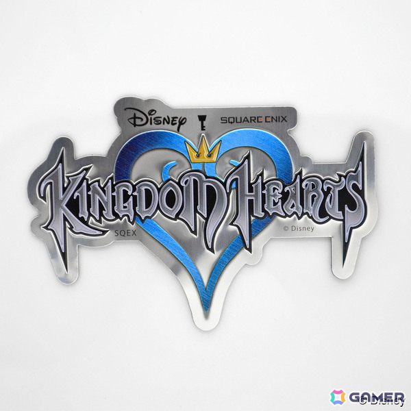「キングダム ハーツ」シリーズよりロゴデザインのアルミマグネットやステンドグラスイラストのアクリルステッカーコレクションが登場！の画像1