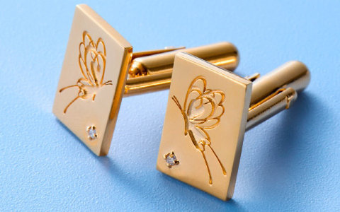 TVアニメ「Summer Pockets」七影蝶モチーフのカフス＆ピンズが登場