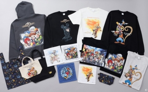 「キングダム ハーツ」に登場するアートや象徴的なアイテムをモチーフにしたアパレル＆雑貨がサテライト秋葉原などで販売！