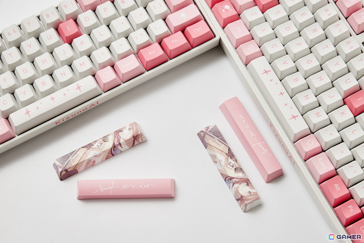 KizunaAIさんの世界観を表現した初のコラボゲーミングキーボードが予約受付開始！アイコンやモチーフを随所に配置し、“ピンク×ホワイト”を基調とした爽やかな配色にの画像