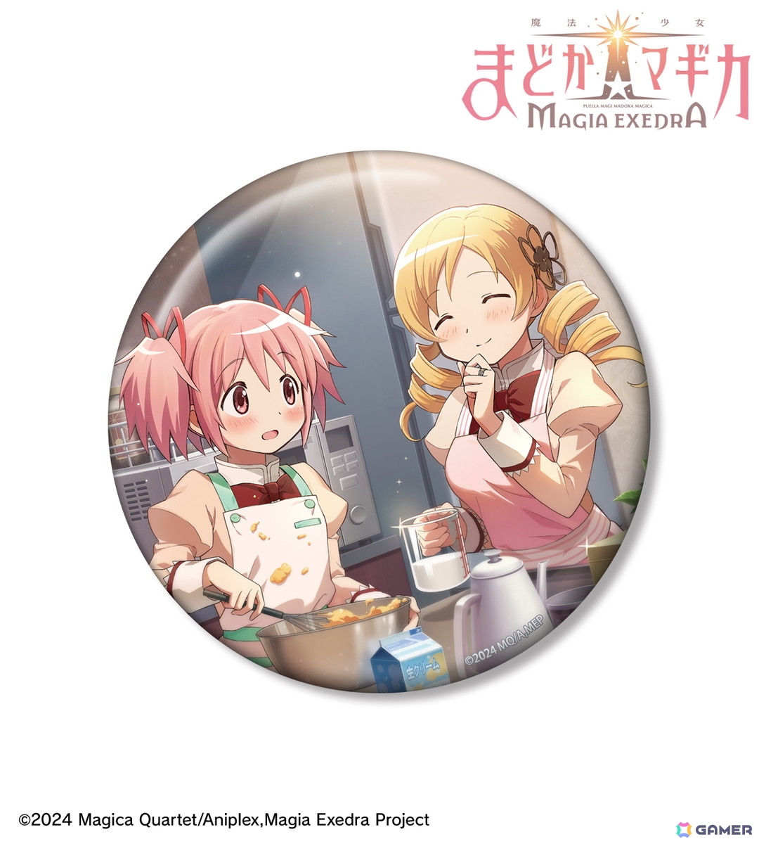 「魔法少女まどか☆マギカ Magia Exedra」のホログラム缶バッジやマルチデスクマットなど8種のグッズが「AMNIBUS」にて受注開始！の画像