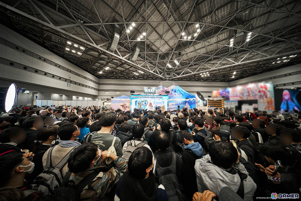 「勝利の女神：NIKKE」コミケ107のレポートが公開！物販やディレクター ユ・ヒュンソク氏の来日、“痛バッグ”の展示など多彩な企画で大盛況の画像