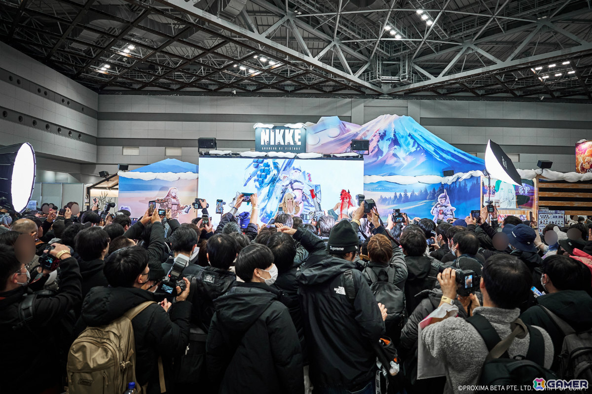 「勝利の女神：NIKKE」コミケ107のレポートが公開！物販やディレクター ユ・ヒュンソク氏の来日、“痛バッグ”の展示など多彩な企画で大盛況の画像
