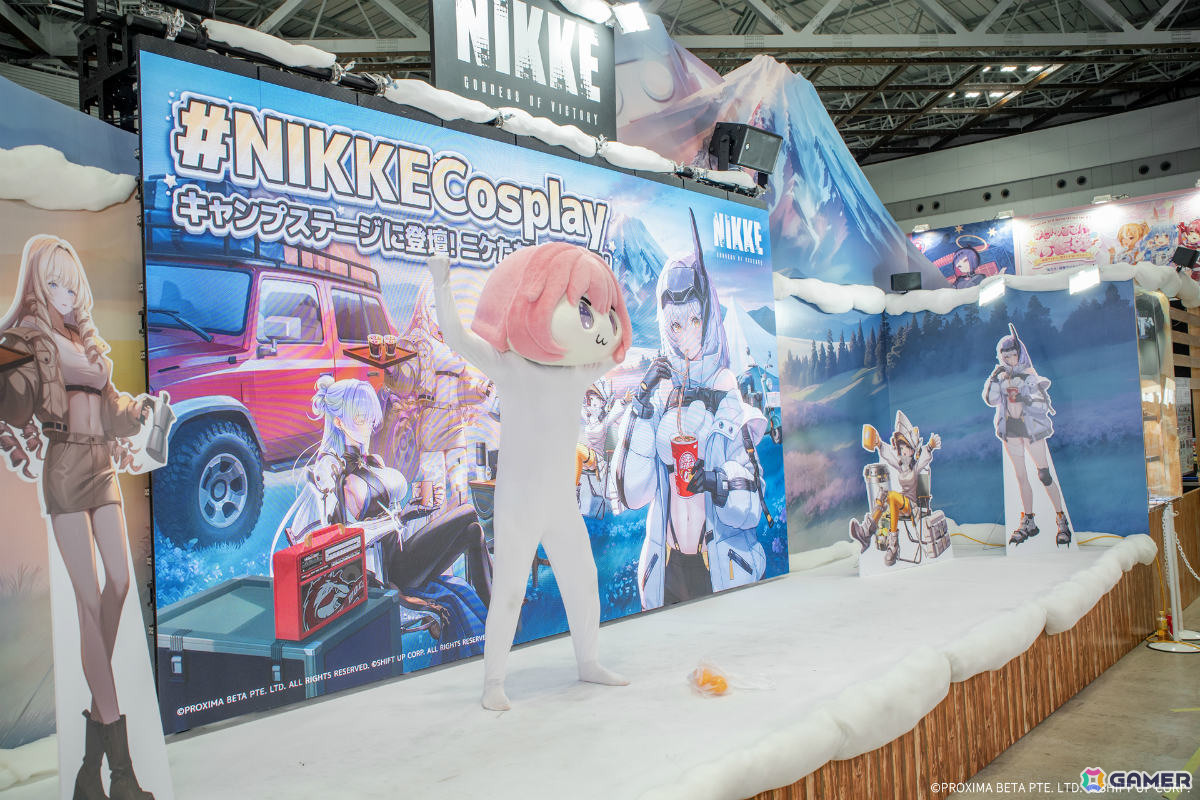 「勝利の女神：NIKKE」コミケ107のレポートが公開！物販やディレクター ユ・ヒュンソク氏の来日、“痛バッグ”の展示など多彩な企画で大盛況の画像