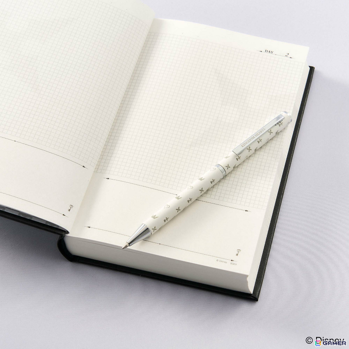 「キングダム ハーツ ステーショナリー」キーブレードのチャーム付き名刺ケースやステンドグラスの美麗イラストが映える下敷きなどが登場！の画像