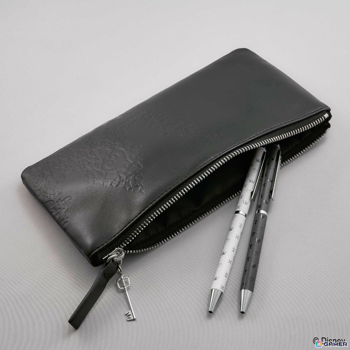 「キングダム ハーツ ステーショナリー」キーブレードのチャーム付き名刺ケースやステンドグラスの美麗イラストが映える下敷きなどが登場！の画像