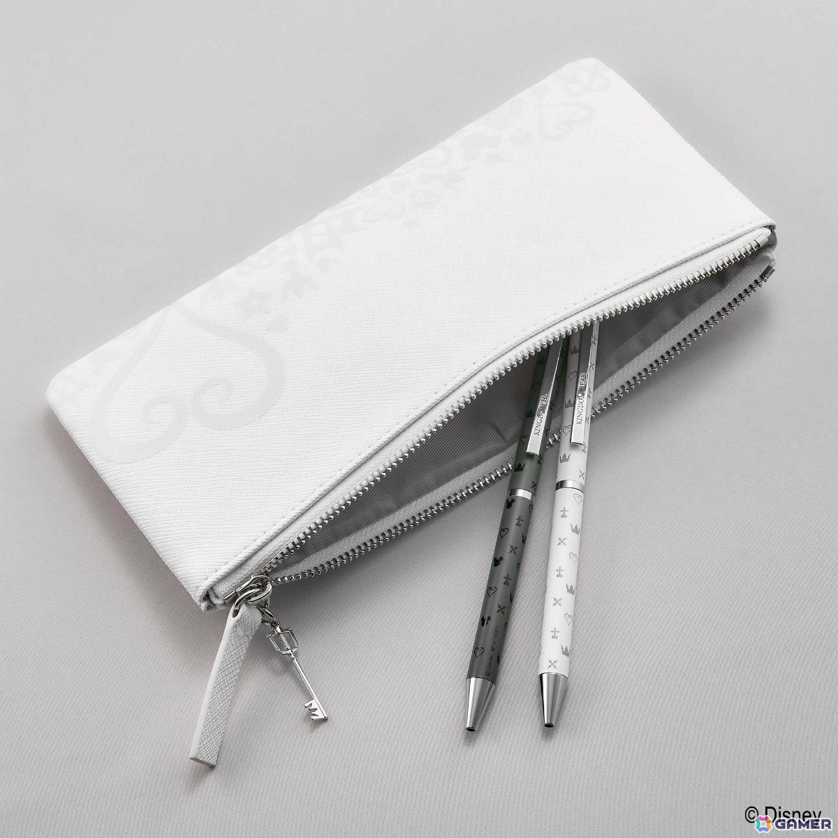 「キングダム ハーツ ステーショナリー」キーブレードのチャーム付き名刺ケースやステンドグラスの美麗イラストが映える下敷きなどが登場！の画像