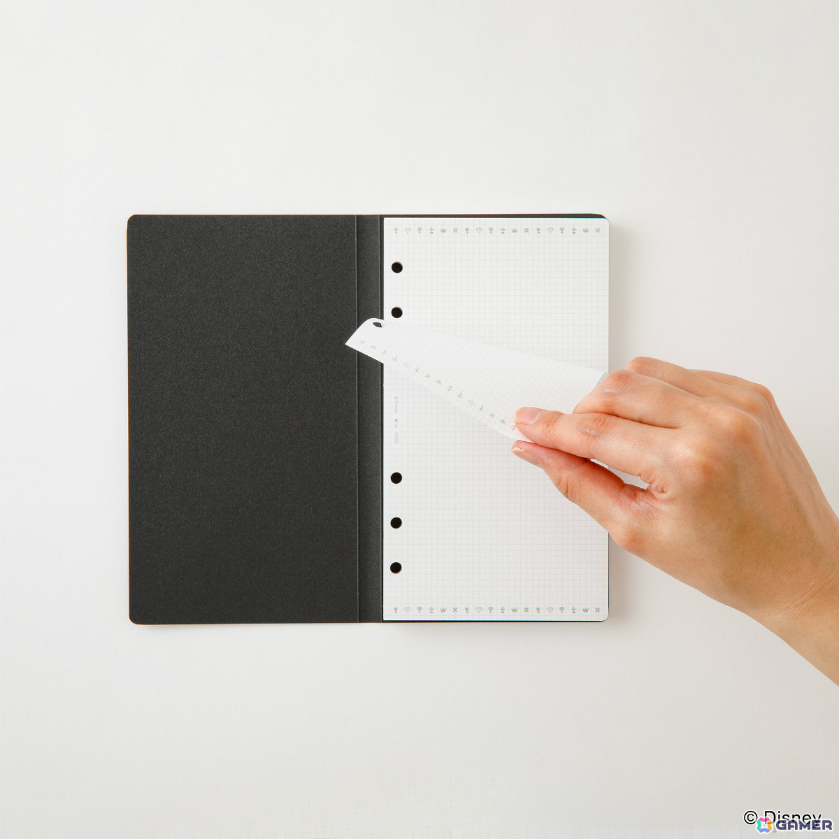 「キングダム ハーツ ステーショナリー」キーブレードのチャーム付き名刺ケースやステンドグラスの美麗イラストが映える下敷きなどが登場！の画像