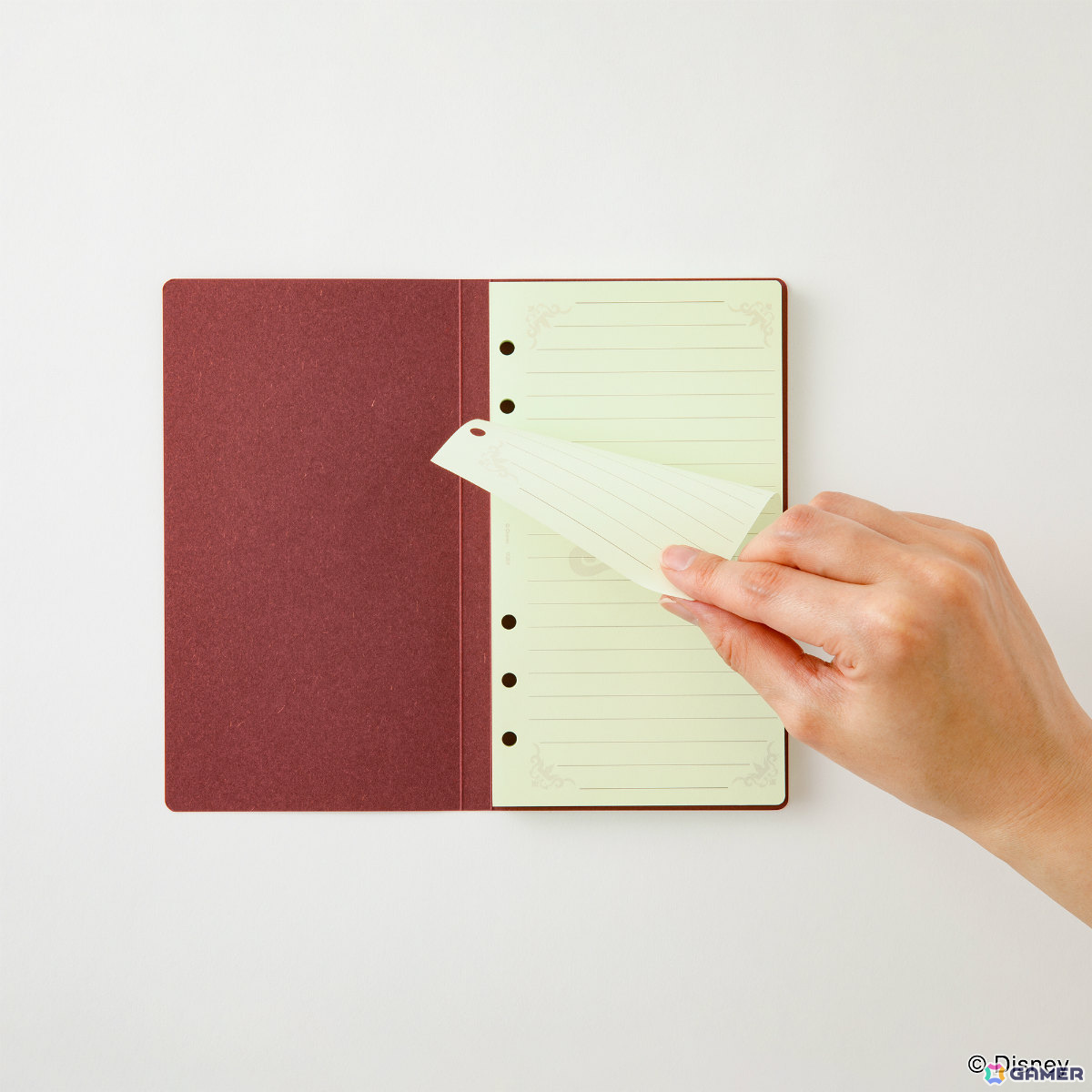 「キングダム ハーツ ステーショナリー」キーブレードのチャーム付き名刺ケースやステンドグラスの美麗イラストが映える下敷きなどが登場！の画像