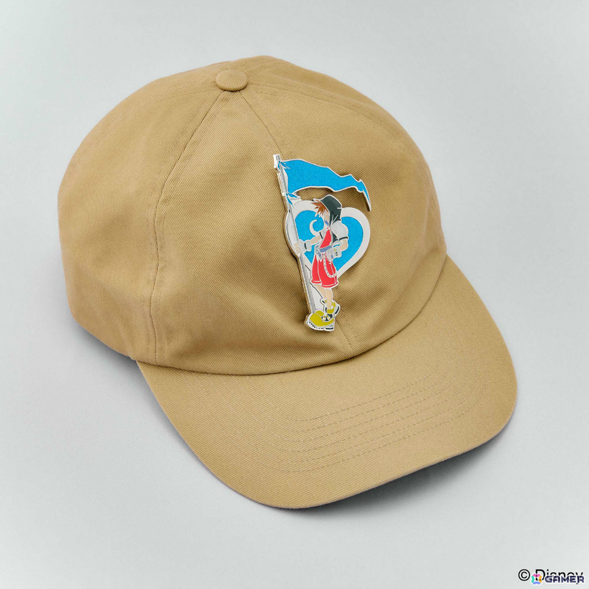 「キングダム ハーツ ステーショナリー」キーブレードのチャーム付き名刺ケースやステンドグラスの美麗イラストが映える下敷きなどが登場！の画像