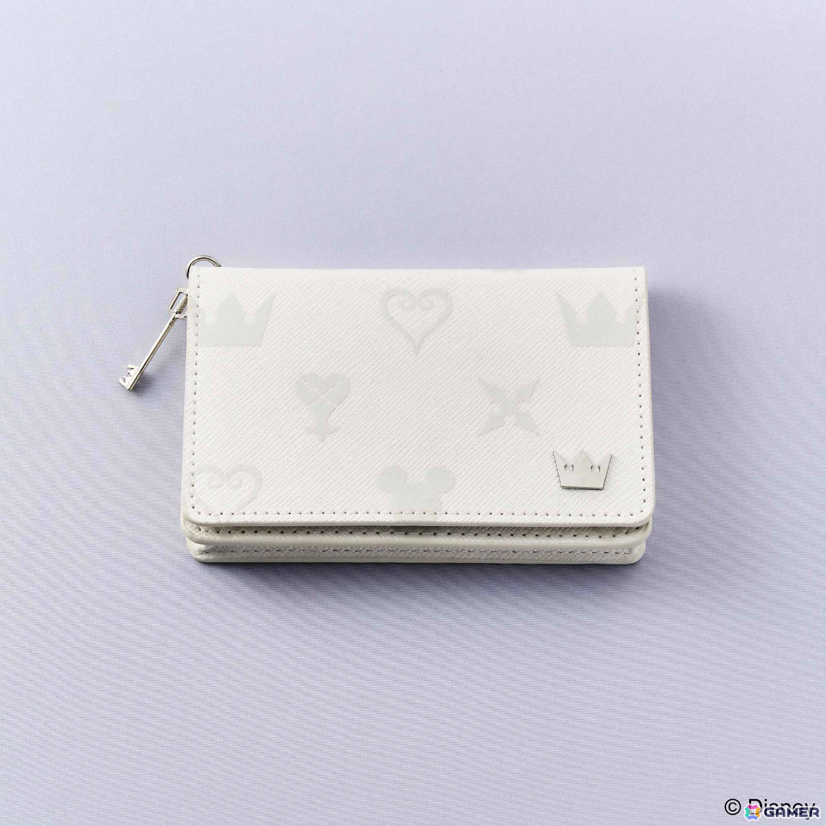 「キングダム ハーツ ステーショナリー」キーブレードのチャーム付き名刺ケースやステンドグラスの美麗イラストが映える下敷きなどが登場！の画像