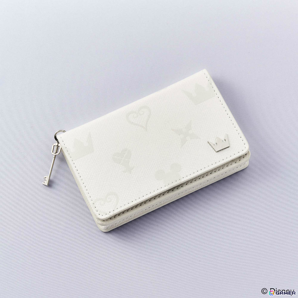 「キングダム ハーツ ステーショナリー」キーブレードのチャーム付き名刺ケースやステンドグラスの美麗イラストが映える下敷きなどが登場！の画像