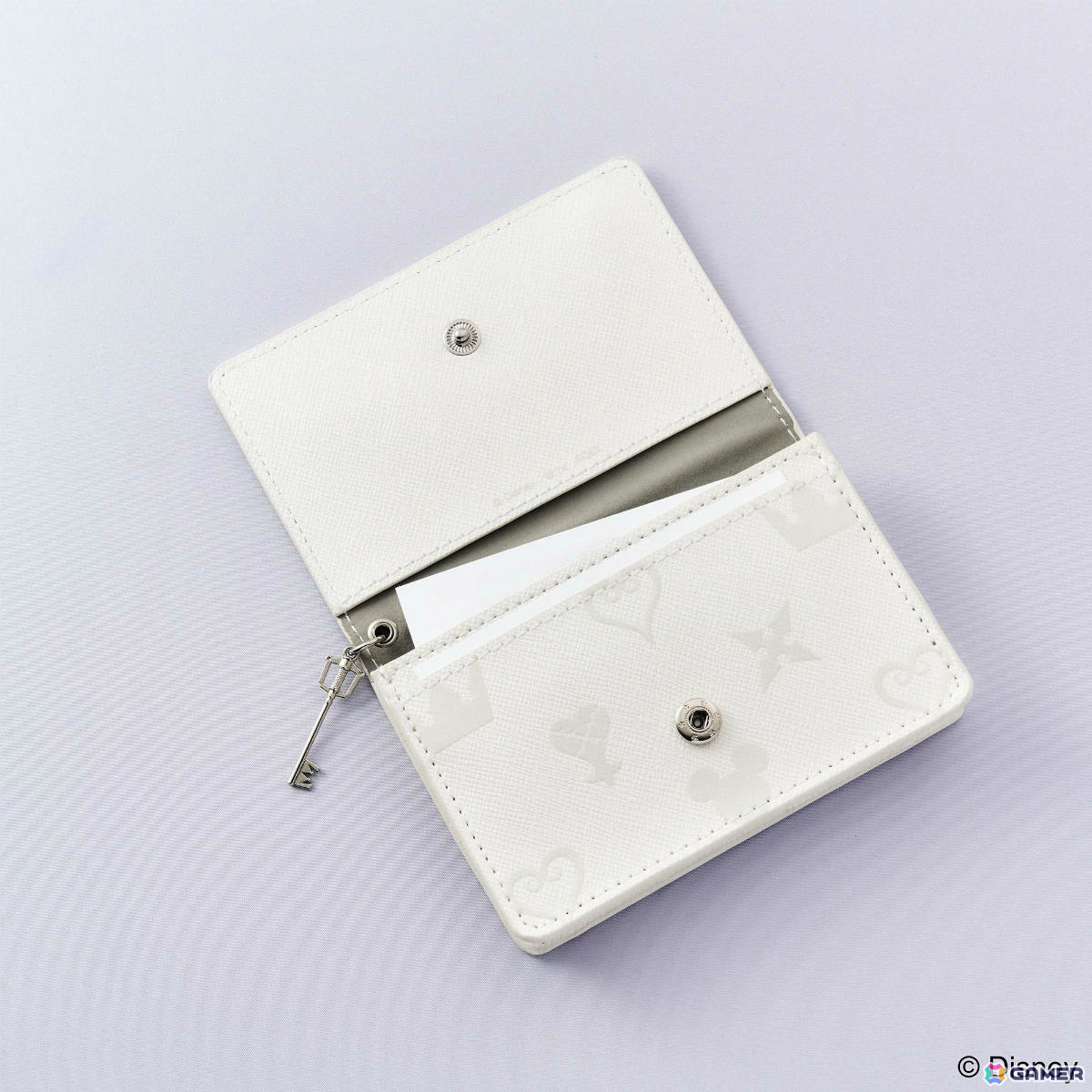 「キングダム ハーツ ステーショナリー」キーブレードのチャーム付き名刺ケースやステンドグラスの美麗イラストが映える下敷きなどが登場！の画像