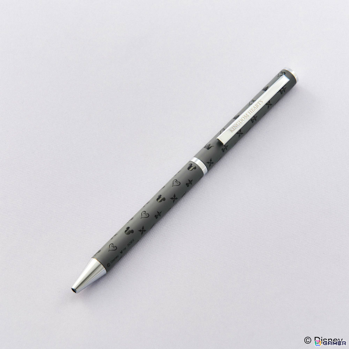 「キングダム ハーツ ステーショナリー」キーブレードのチャーム付き名刺ケースやステンドグラスの美麗イラストが映える下敷きなどが登場！の画像