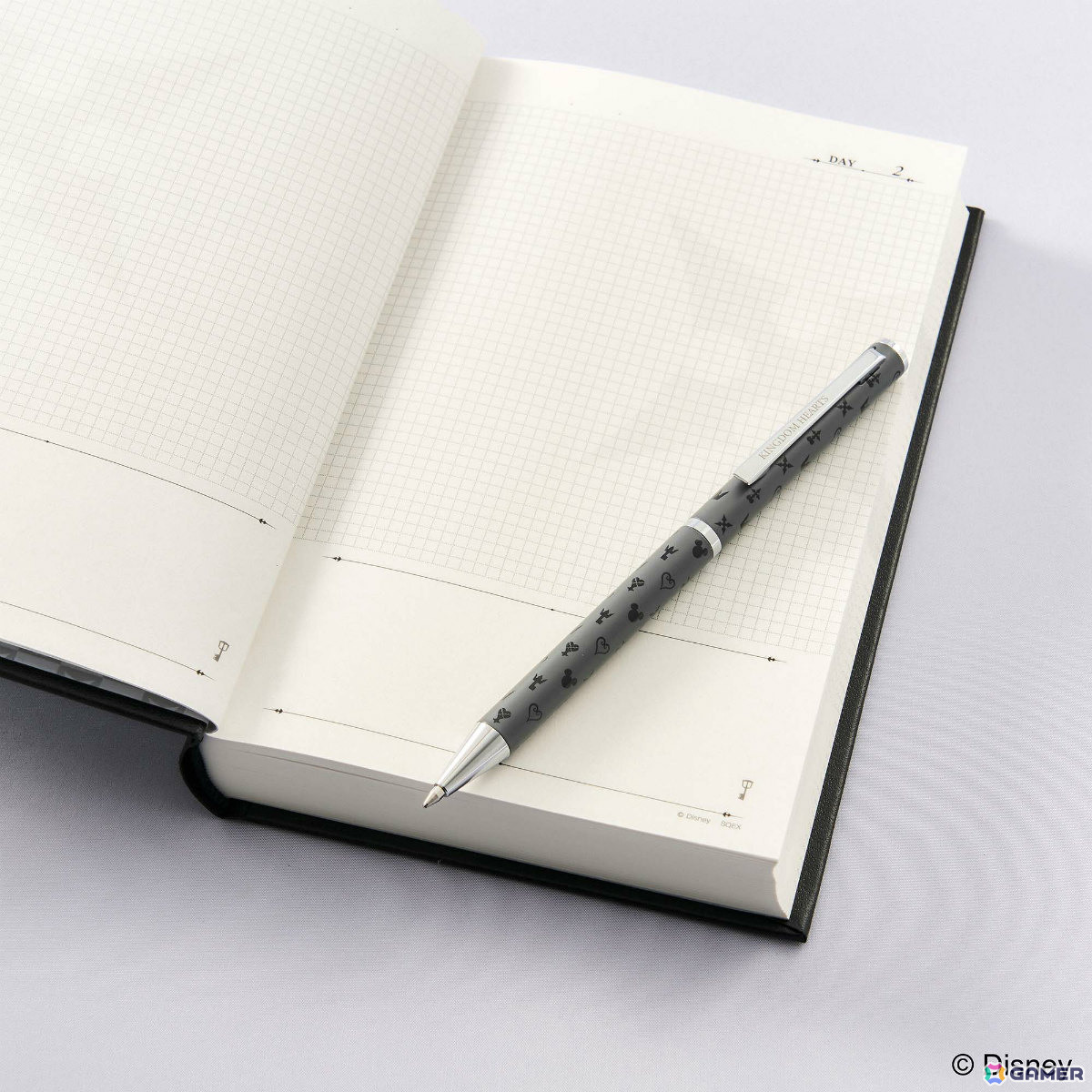 「キングダム ハーツ ステーショナリー」キーブレードのチャーム付き名刺ケースやステンドグラスの美麗イラストが映える下敷きなどが登場！の画像