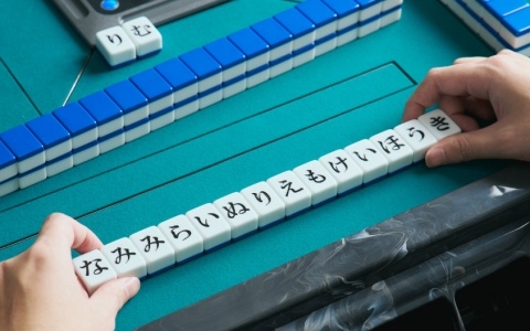 ひらがなで単語を作る麻雀風ゲーム「ひらがじゃん」自動雀卓でも使用可能な「プロ版」のクラファンがMakuakeで開始！