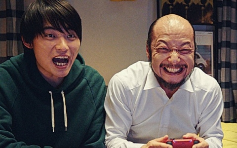 PS Plusの新CM「出会いの数だけ、心がうごく。」が公開！映画「8番出口」で“おじさん”を演じた河内大和さんが“無表情な男”として出演