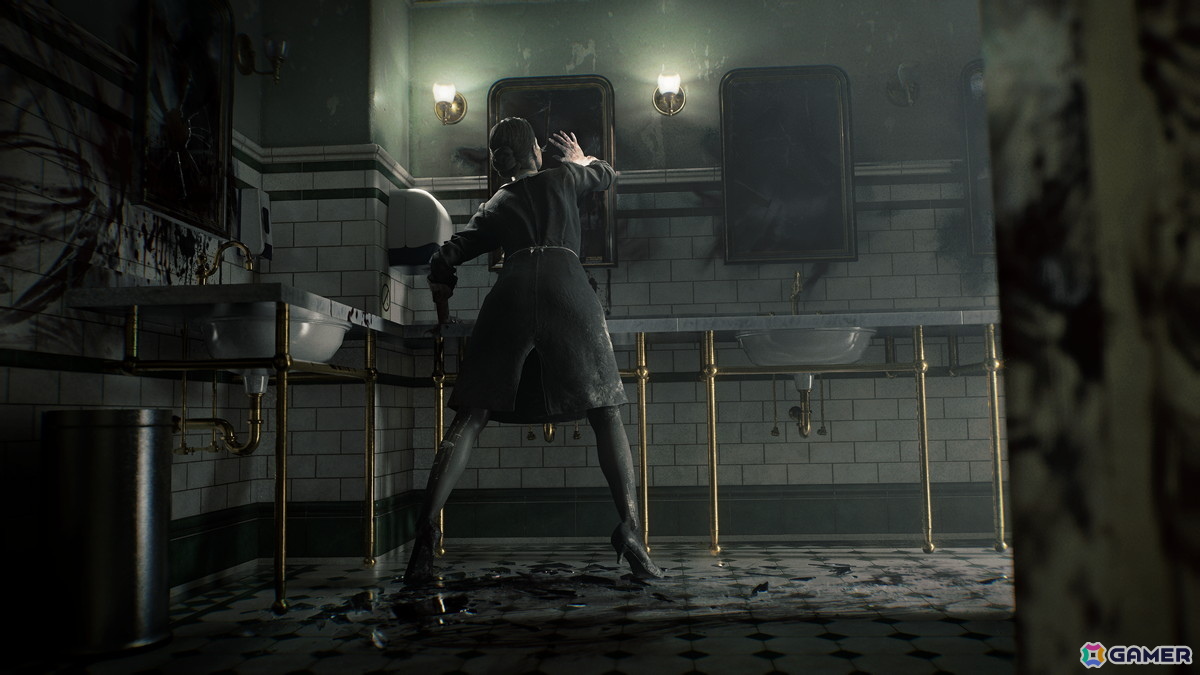 鏡を磨き続ける彼女だが、生者を見つけると猛然と襲いかかってくる