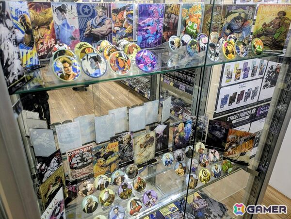 「スト6」オンリーショップレポート：ゲームフェイス機能を模したフォトスポットでは壁面に各ファイターの表情一覧が掲示！角度によってはイラストが変化の画像22
