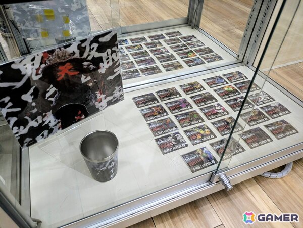 「スト6」オンリーショップレポート：ゲームフェイス機能を模したフォトスポットでは壁面に各ファイターの表情一覧が掲示！角度によってはイラストが変化の画像24