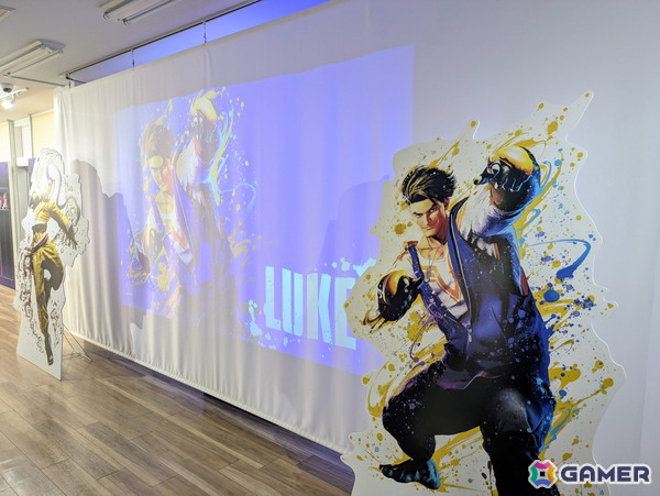 「スト6」オンリーショップレポート：ゲームフェイス機能を模したフォトスポットでは壁面に各ファイターの表情一覧が掲示！角度によってはイラストが変化の画像3