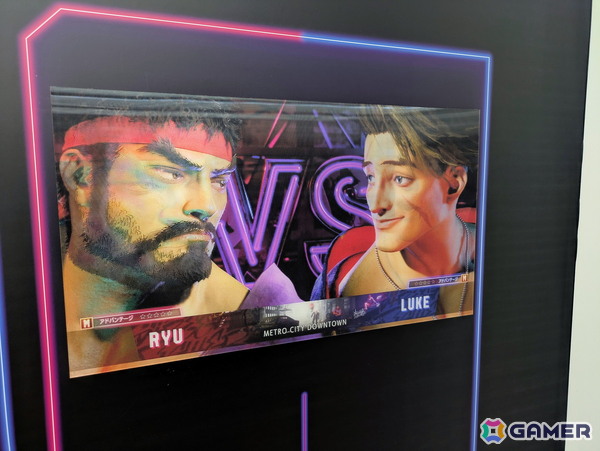 「スト6」オンリーショップレポート:ゲームフェイス機能を模したフォトスポットでは壁面に各ファイターの表情一覧が掲示!角度によってはイラストが変化の画像