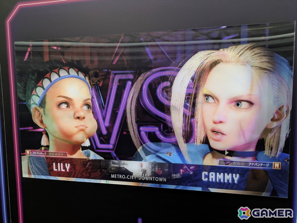 「スト6」オンリーショップレポート:ゲームフェイス機能を模したフォトスポットでは壁面に各ファイターの表情一覧が掲示!角度によってはイラストが変化の画像