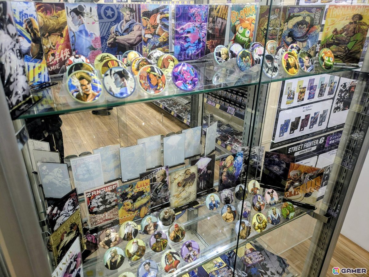 「スト6」オンリーショップレポート:ゲームフェイス機能を模したフォトスポットでは壁面に各ファイターの表情一覧が掲示!角度によってはイラストが変化の画像